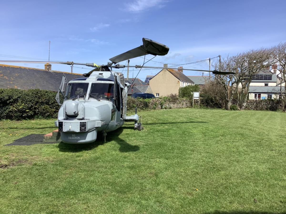 Haelarcher Farmhouse And Helicopter B&B 利扎尔德 外观 照片